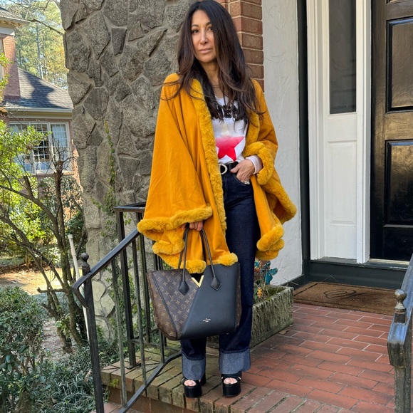 40 Gorgeous Faux fur Trim Poncho Jacket - Picture 3 of 6